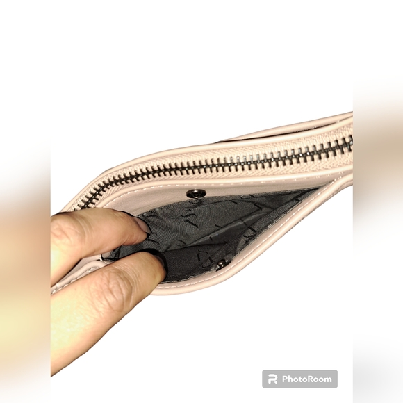 Simply Vera Vera Wang Joyce Wristlet Tan NWOT - Picture 7 of 7